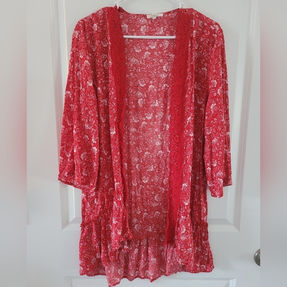 💜 Maurices Red and White Floral and Lace Kimono